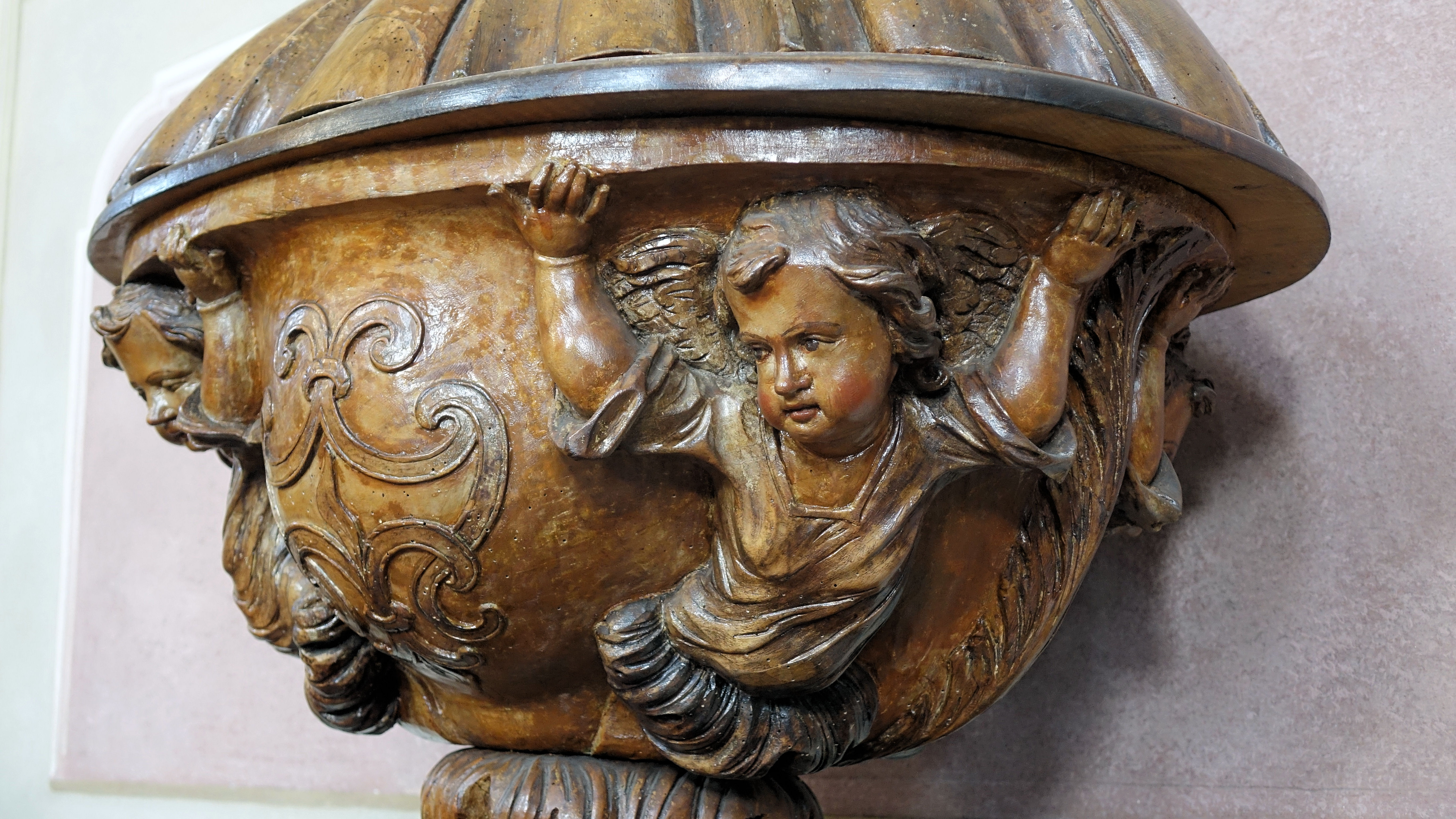 Kostel sv. Petra a Pavla v Nové Říši - interiér, detail křtitelnice