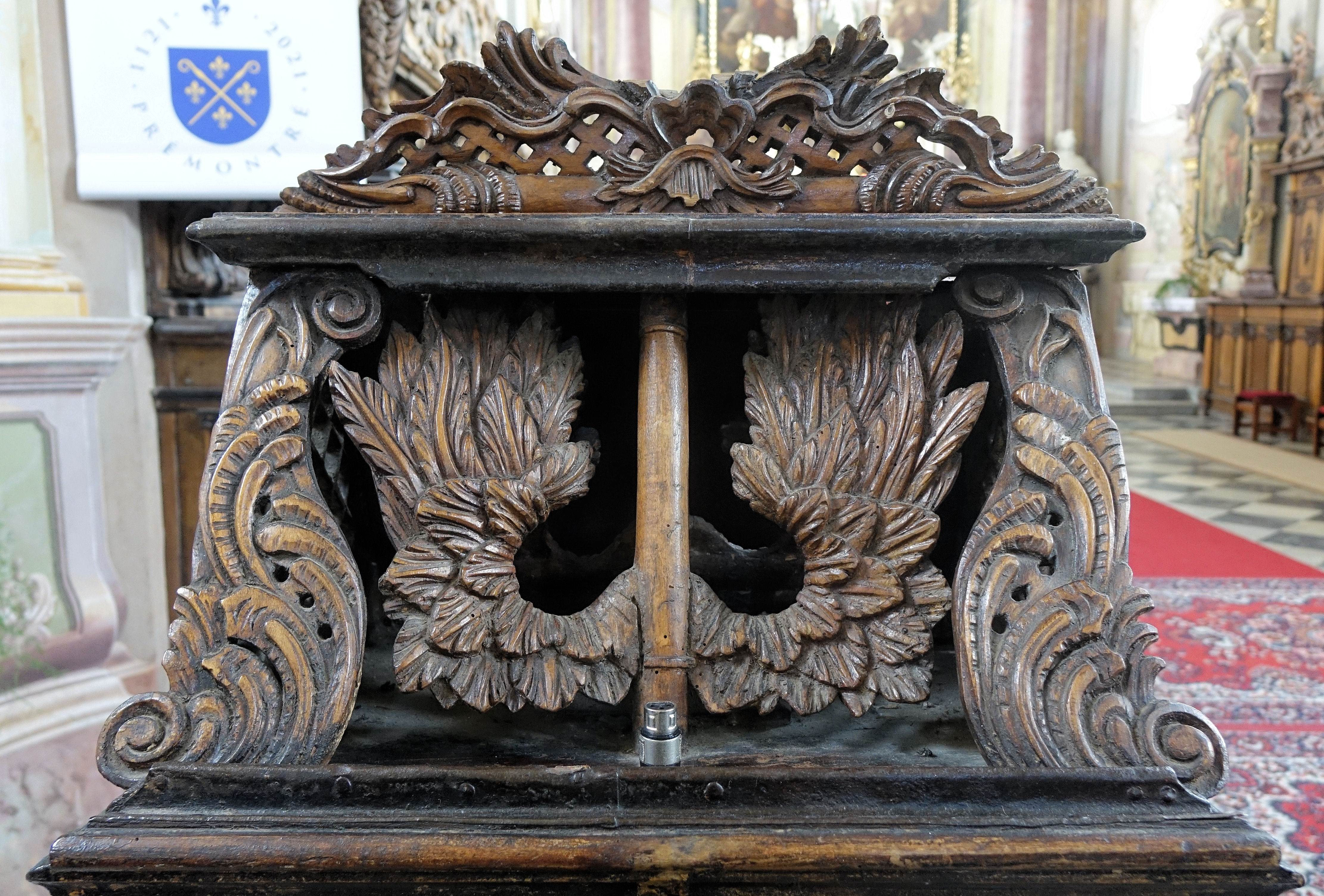 Kostel sv. Petra a Pavla v Nové Říši - interiér, detail ambonu (opatský znak kláštera)