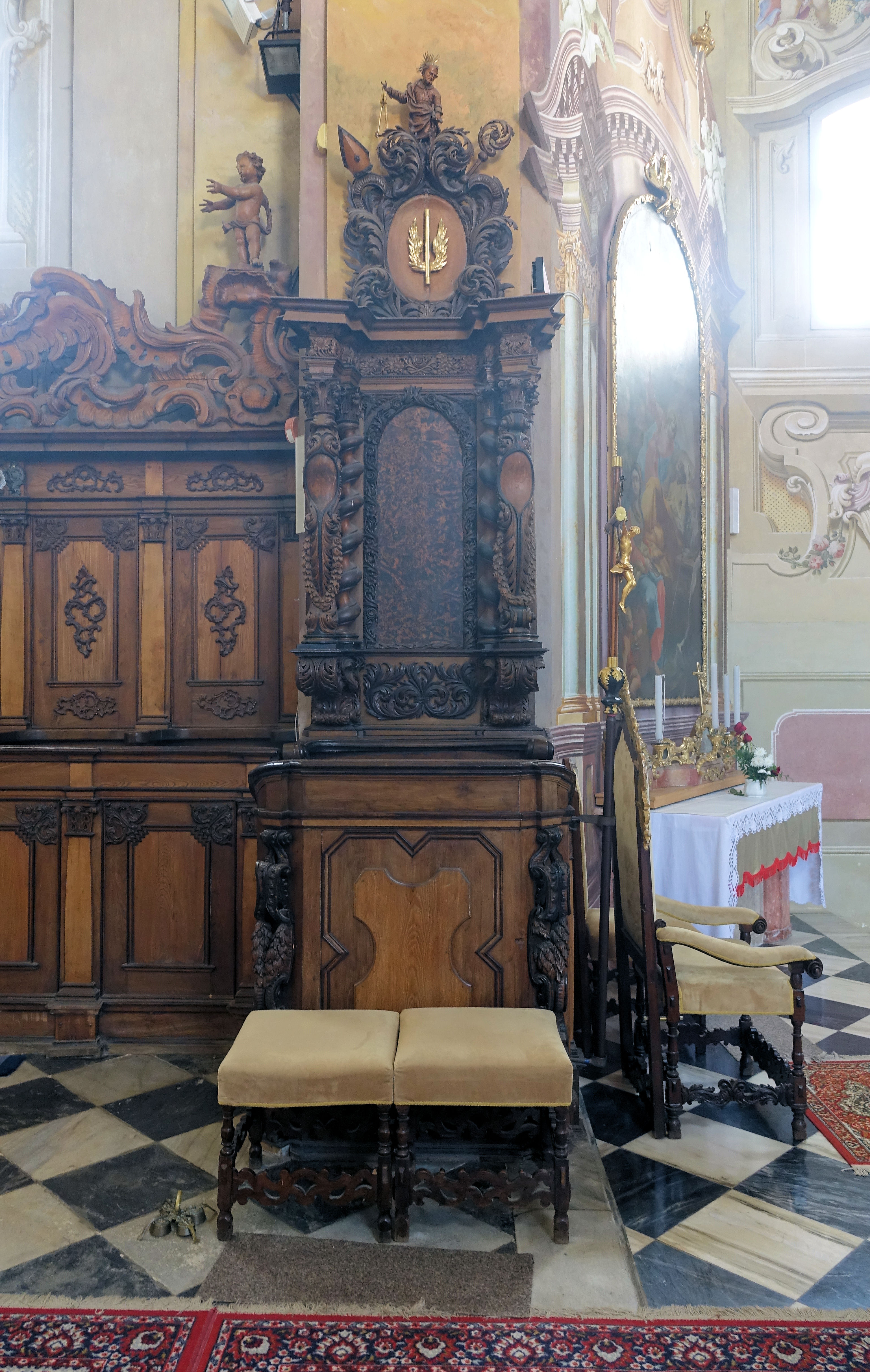 Kostel sv. Petra a Pavla v Nové Říši - interiér, chórové lavice, opatská lavice