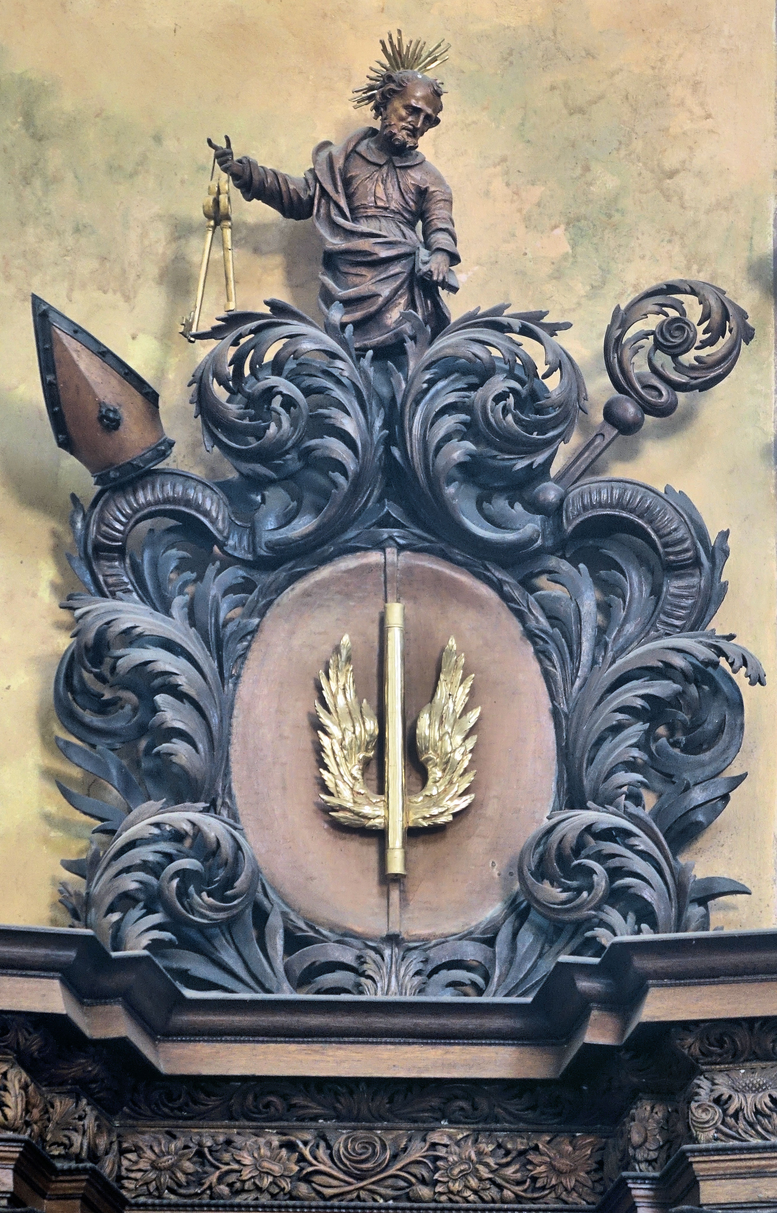 Kostel sv. Petra a Pavla v Nové Říši - interiér, detail chórové lavice s opatským znakem kláštera