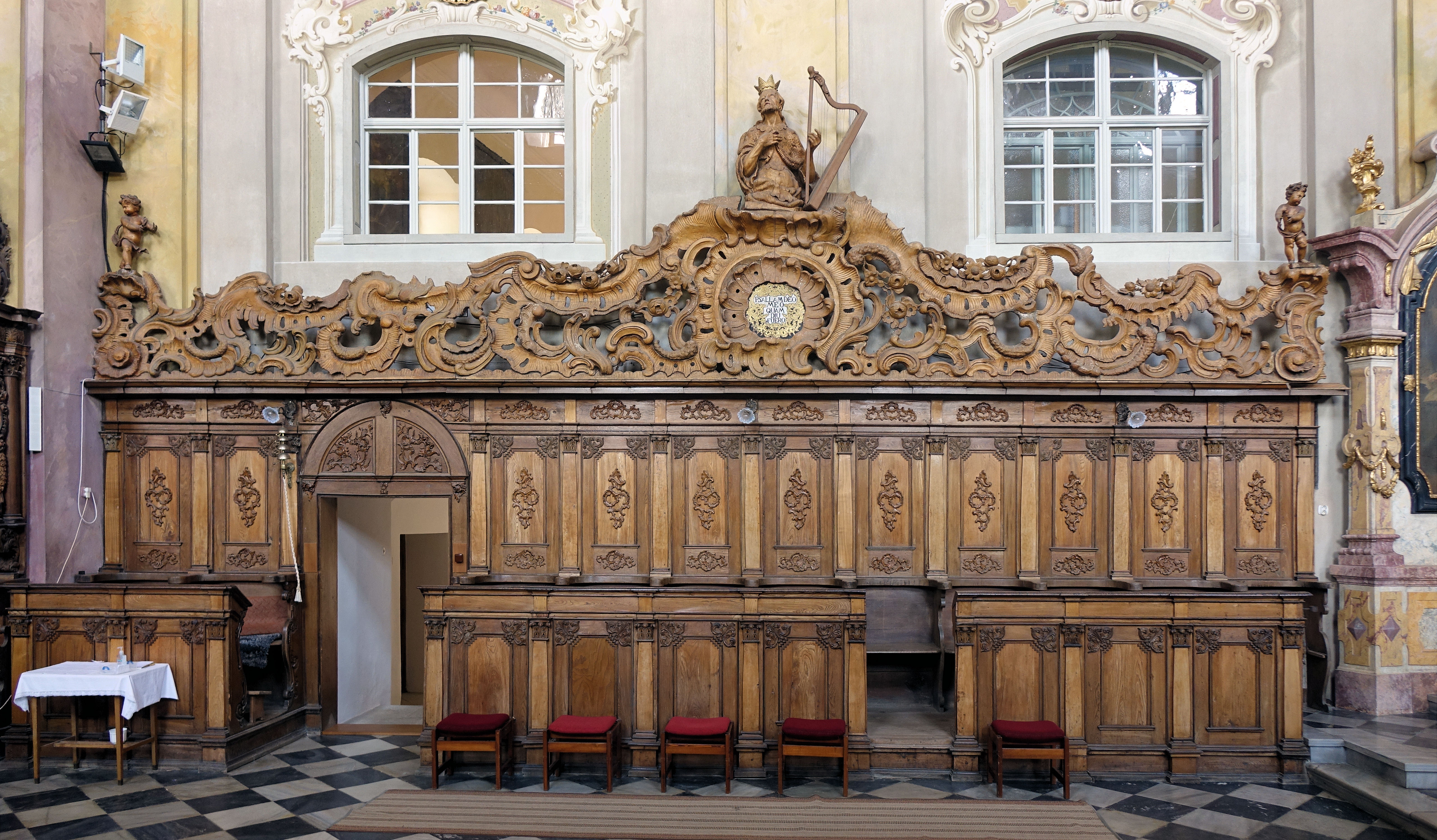 Kostel sv. Petra a Pavla v Nové Říši - interiér, chórové lavice