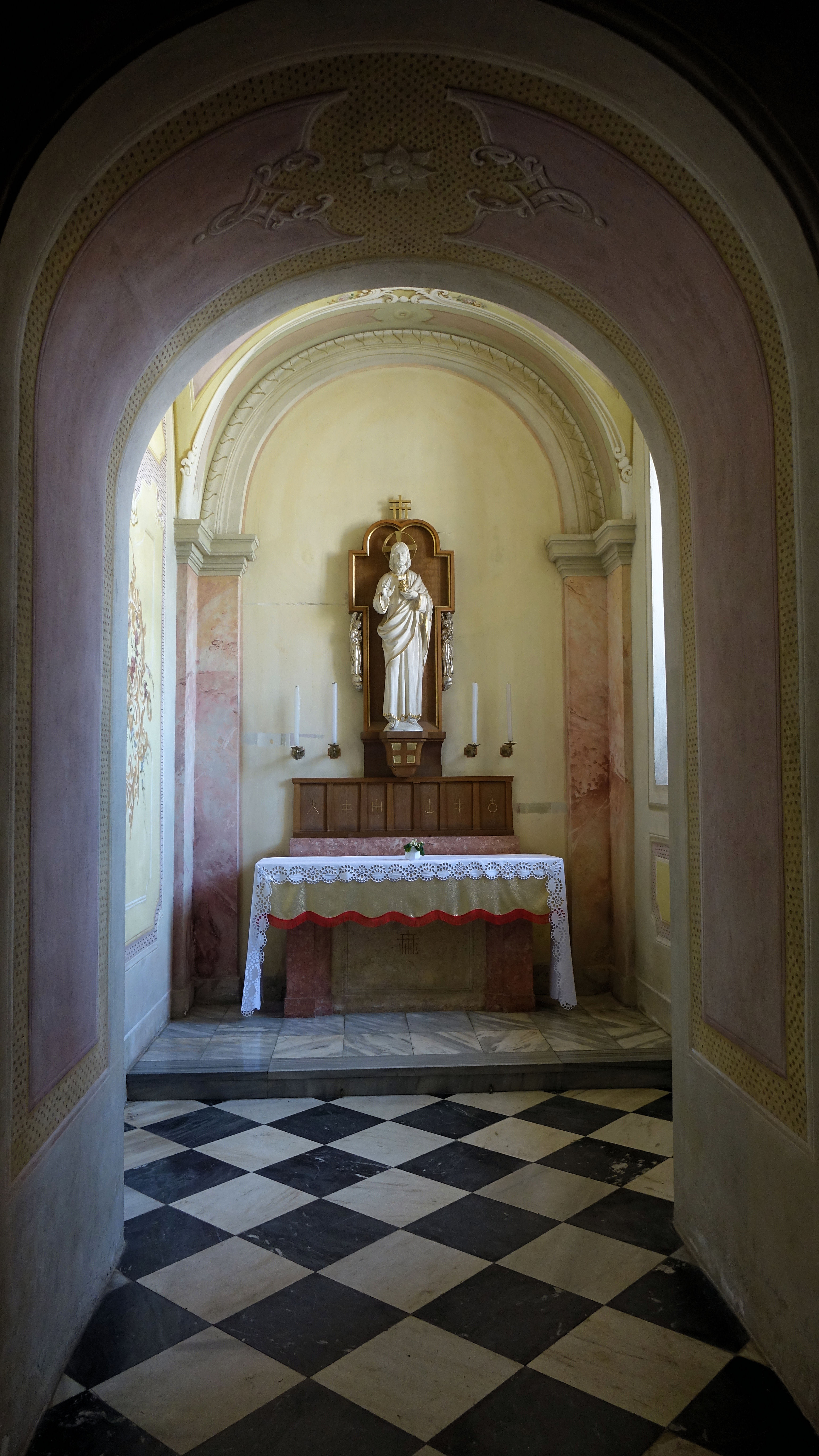 Kostel sv. Petra a Pavla v Nové Říši - interiér, boční kaple