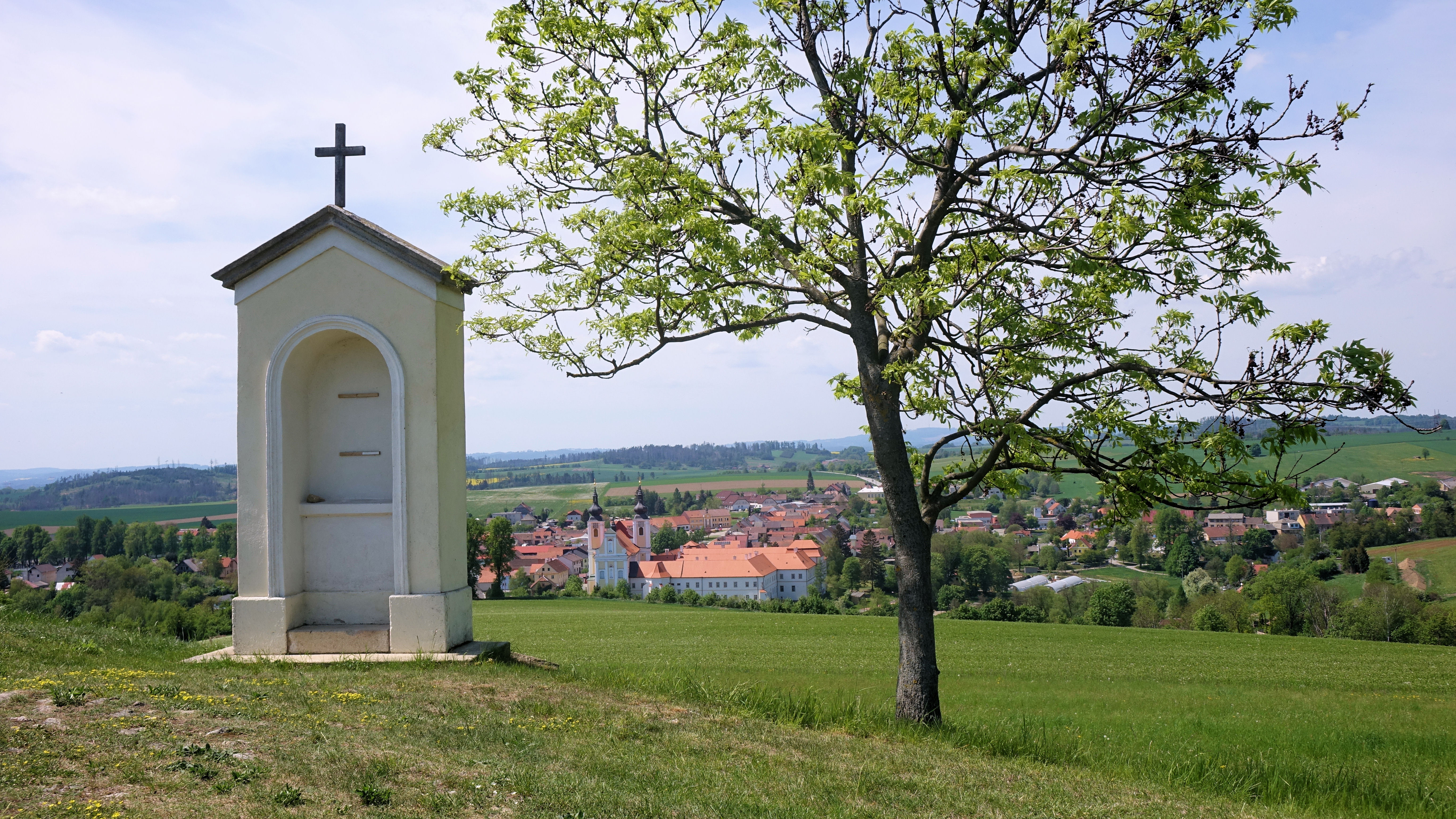 Pohled ze Spravedlnosti - zastavení Křížové cesty a klášter