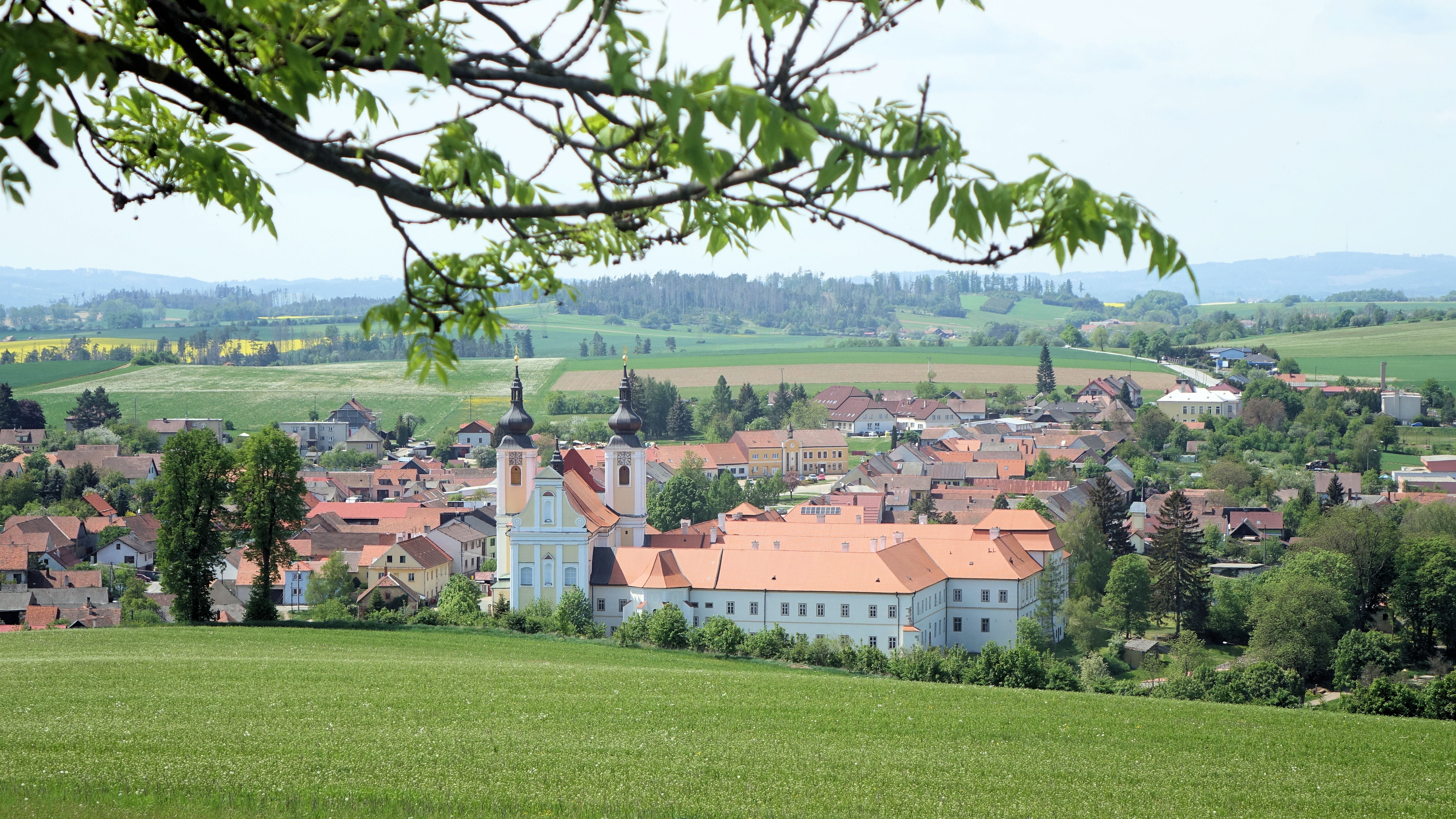 Klášter Nová Říše - pohled od východu (cestou na vrch Spravedlnost)