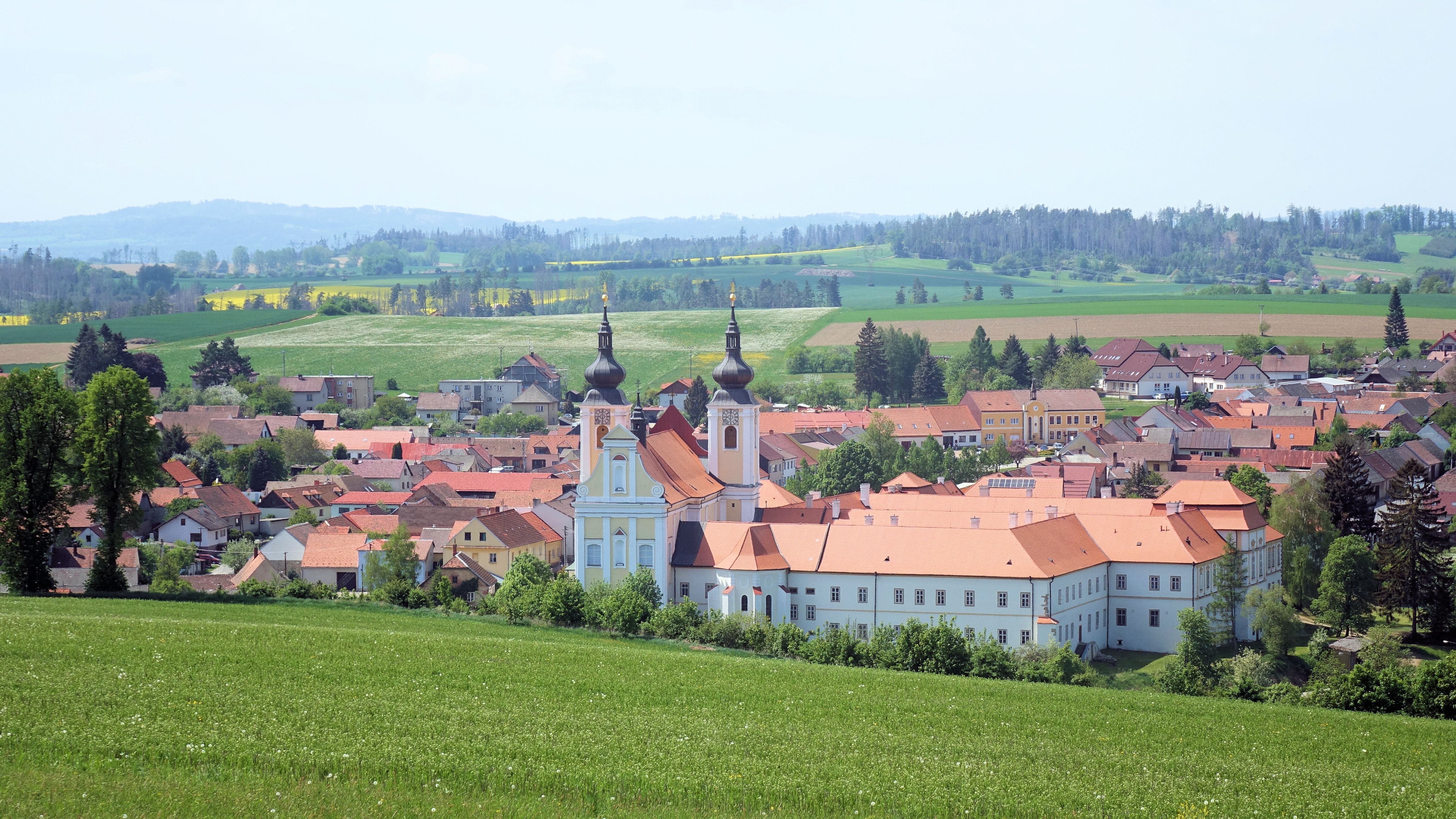 Klášter Nová Říše - pohled od severovýchodu (cestou na vrch Spravedlnost)