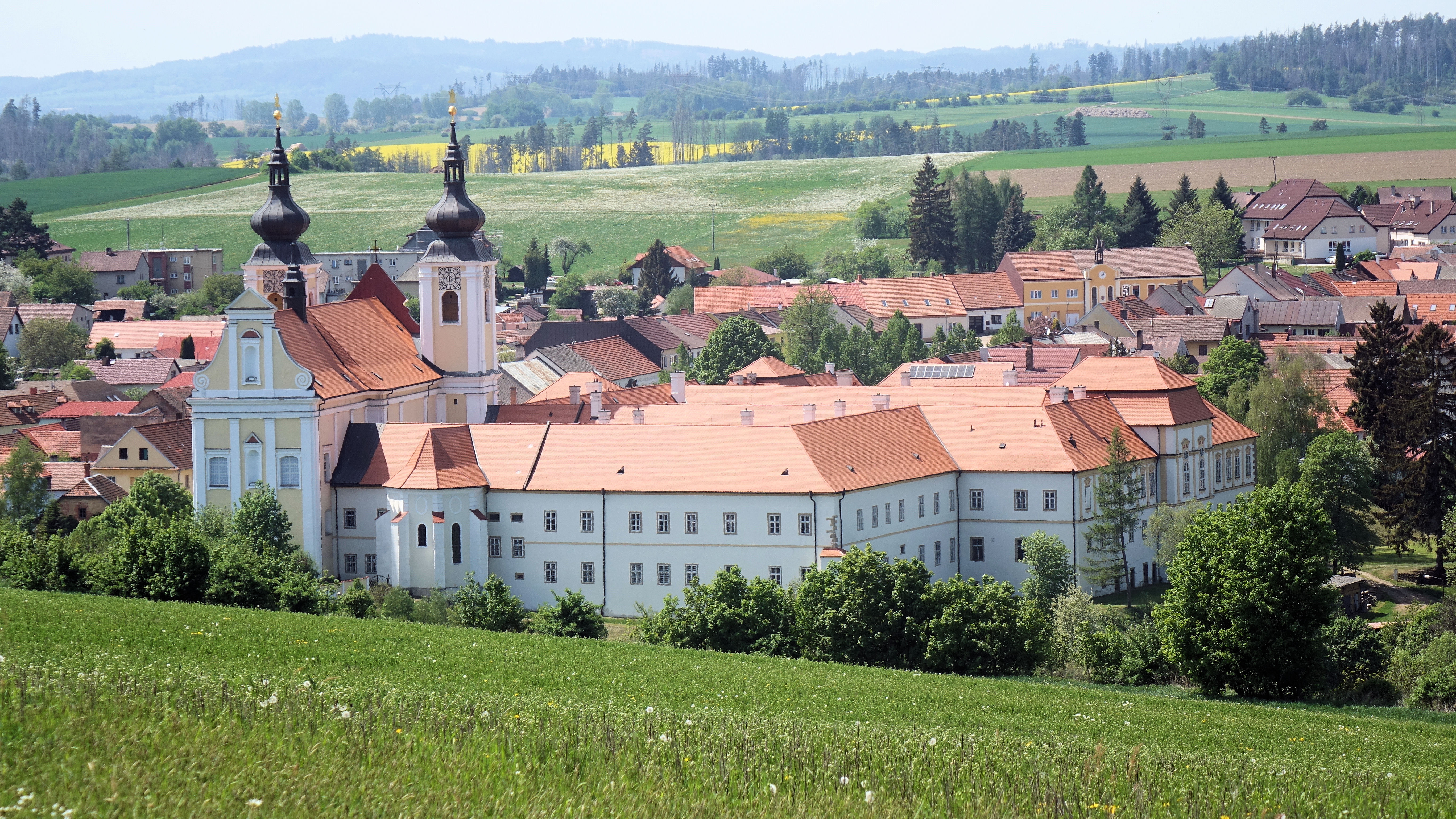 Klášter Nová Říše - pohled od severovýchodu (cestou na vrch Spravedlnost)