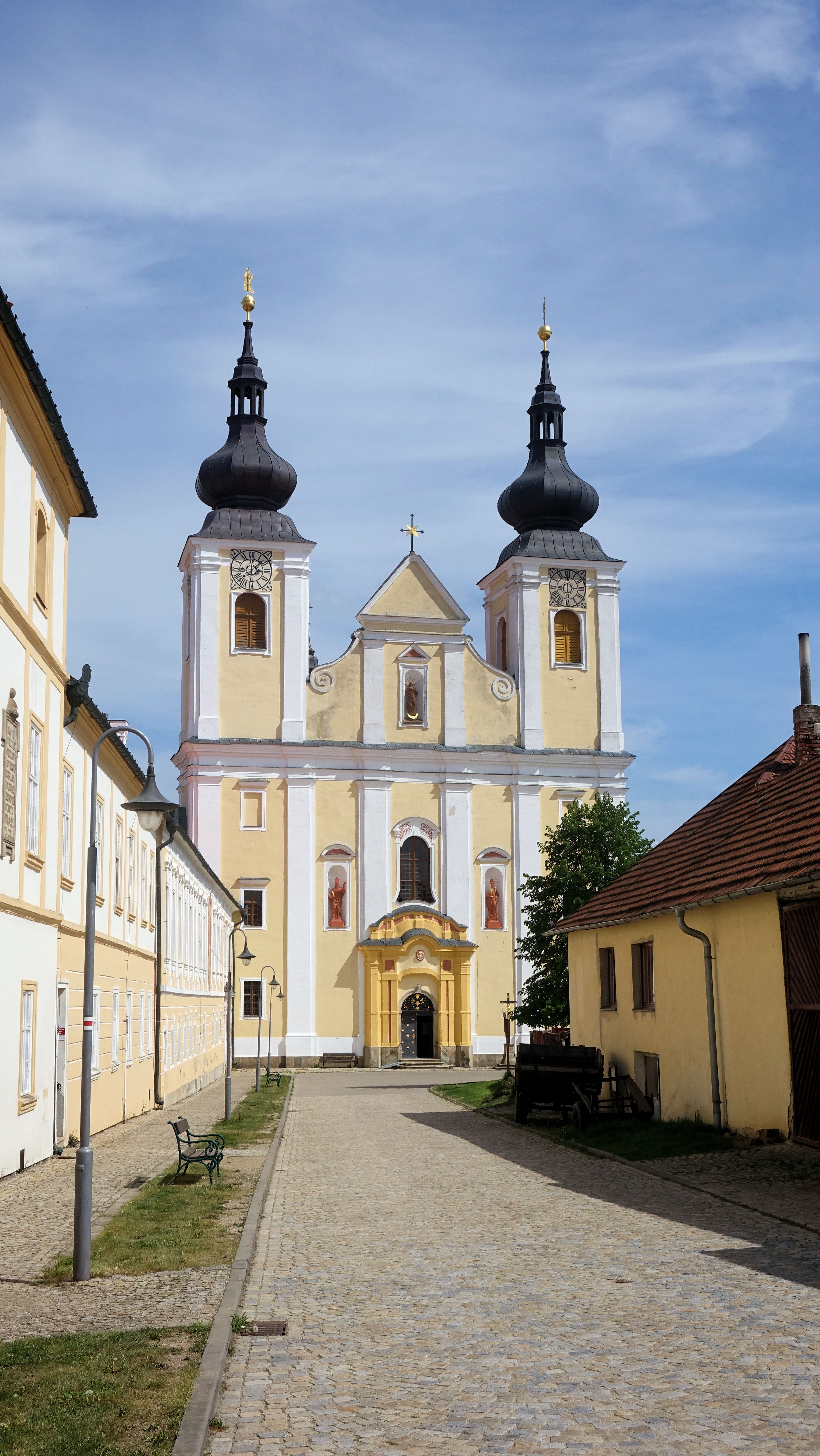 Kostel sv. Petra a Pavla v Nové Říši - pohled od náměstí