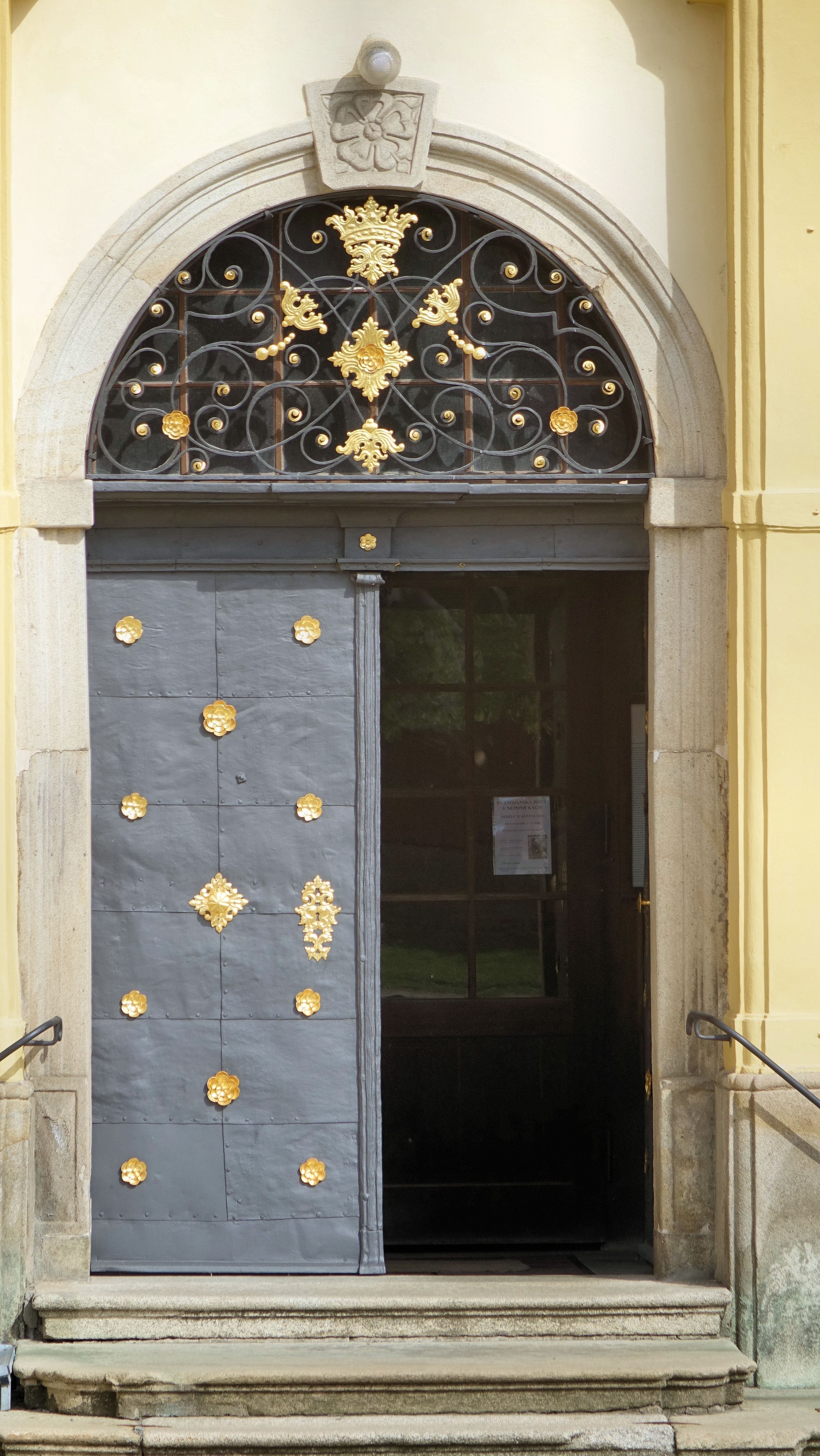 Kostel sv. Petra a Pavla v Nové Říši - vstup do kostela