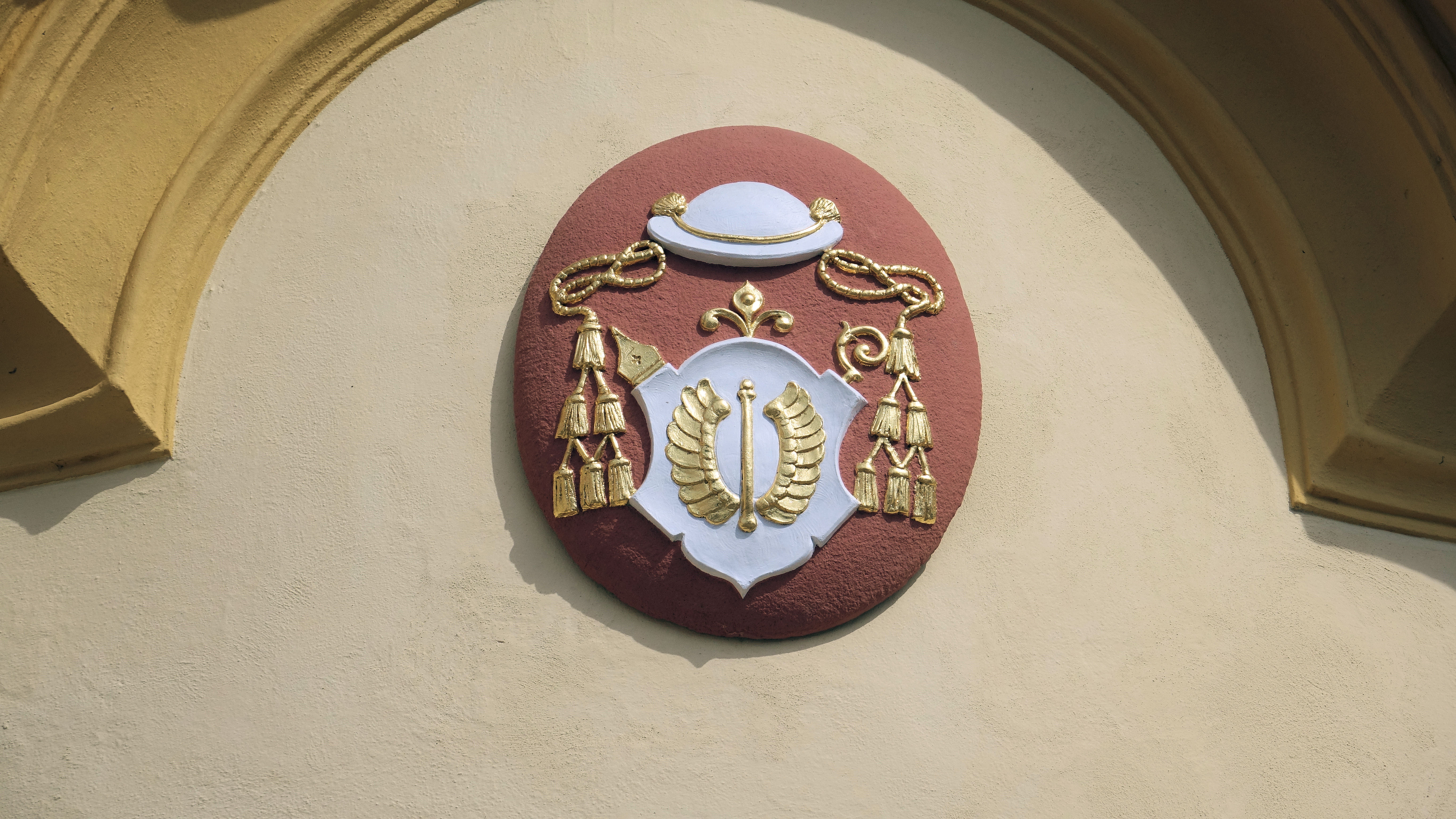 Kostel sv. Petra a Pavla v Nové Říši - detail průčelí nad vstupem do kostela, opatský znak kláštera