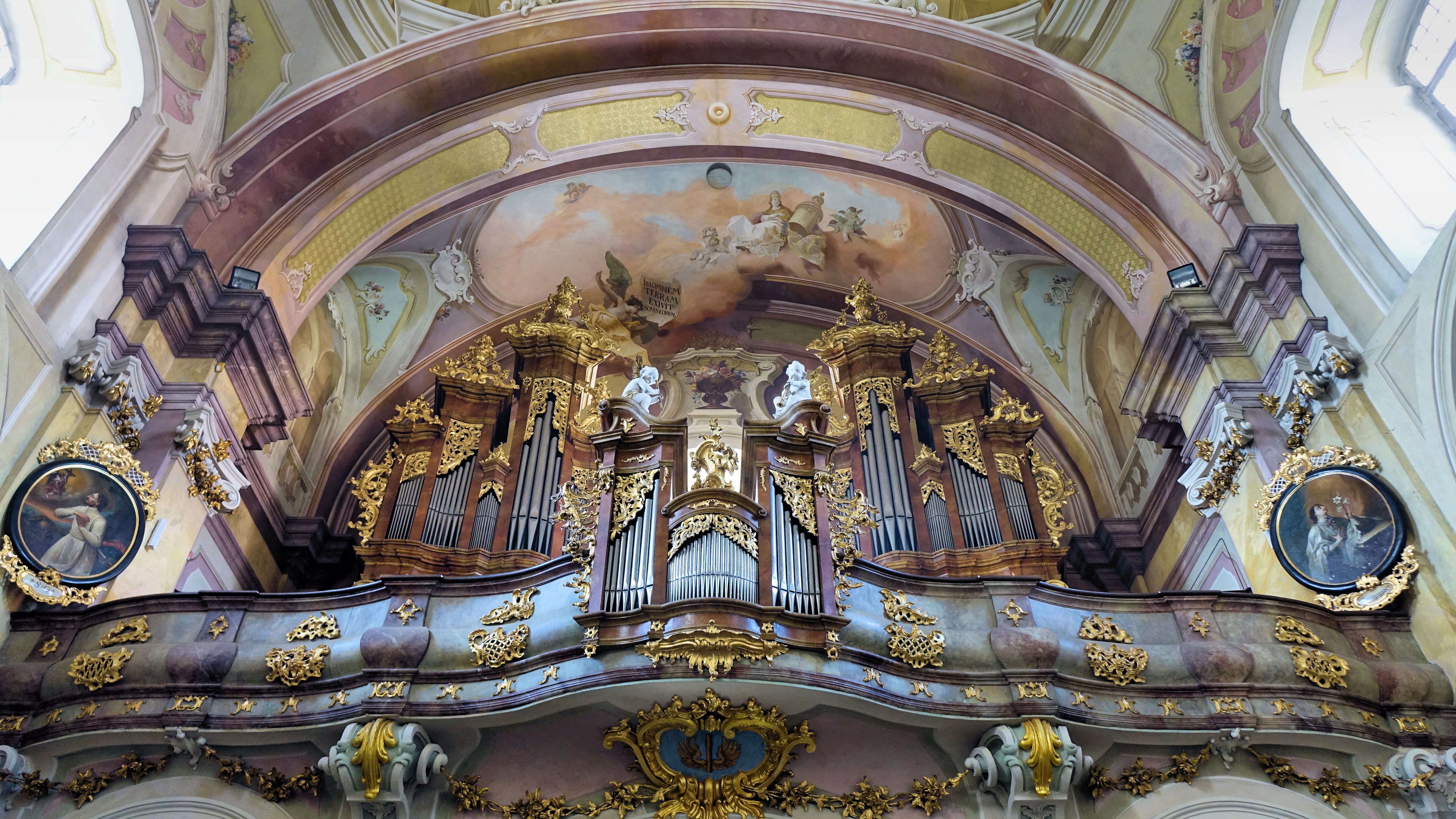 Kostel sv. Petra a Pavla v Nové Říši - kůr s varhanami