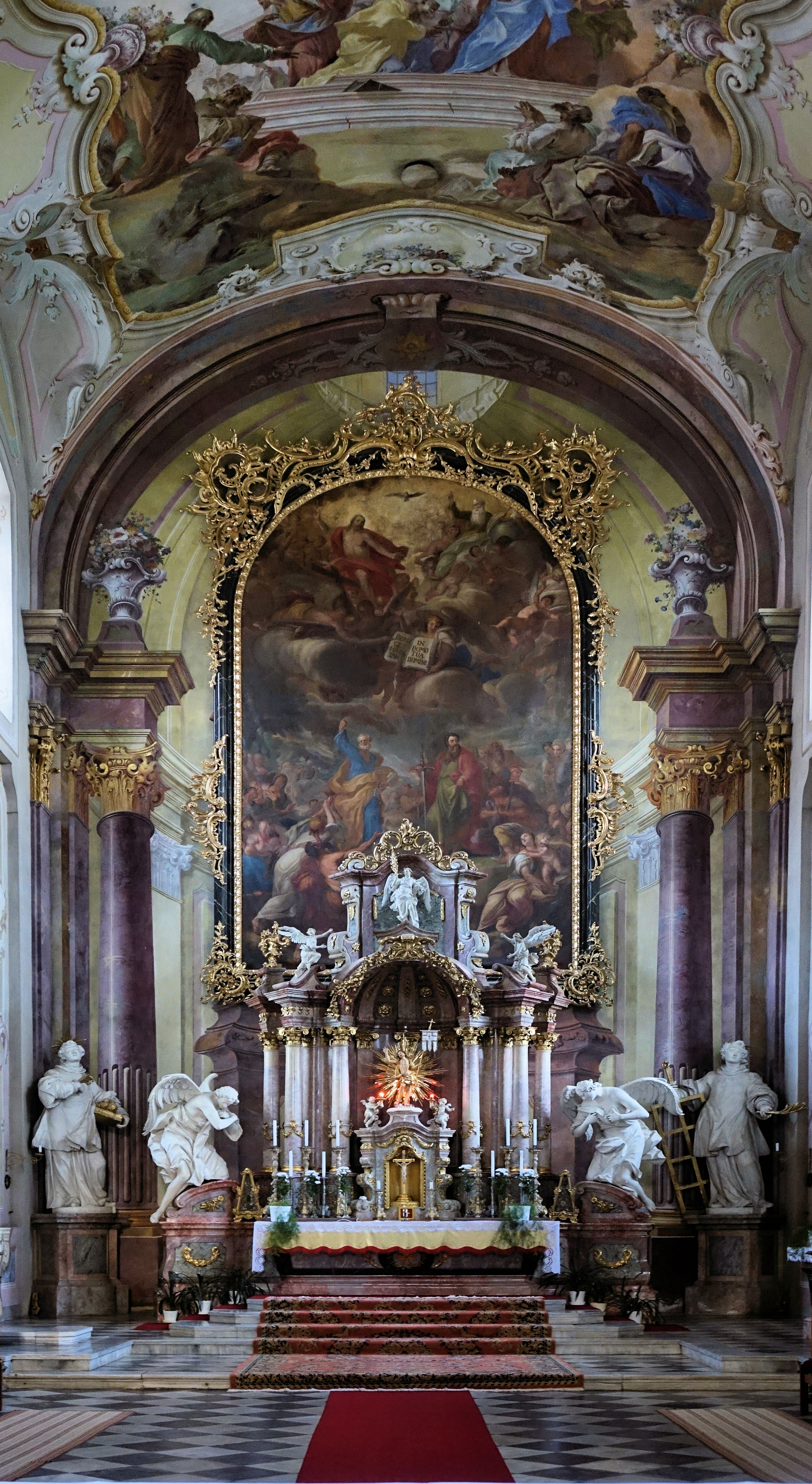 Hlavní oltář v kostele sv. Petra a Pavla v Nové Říši